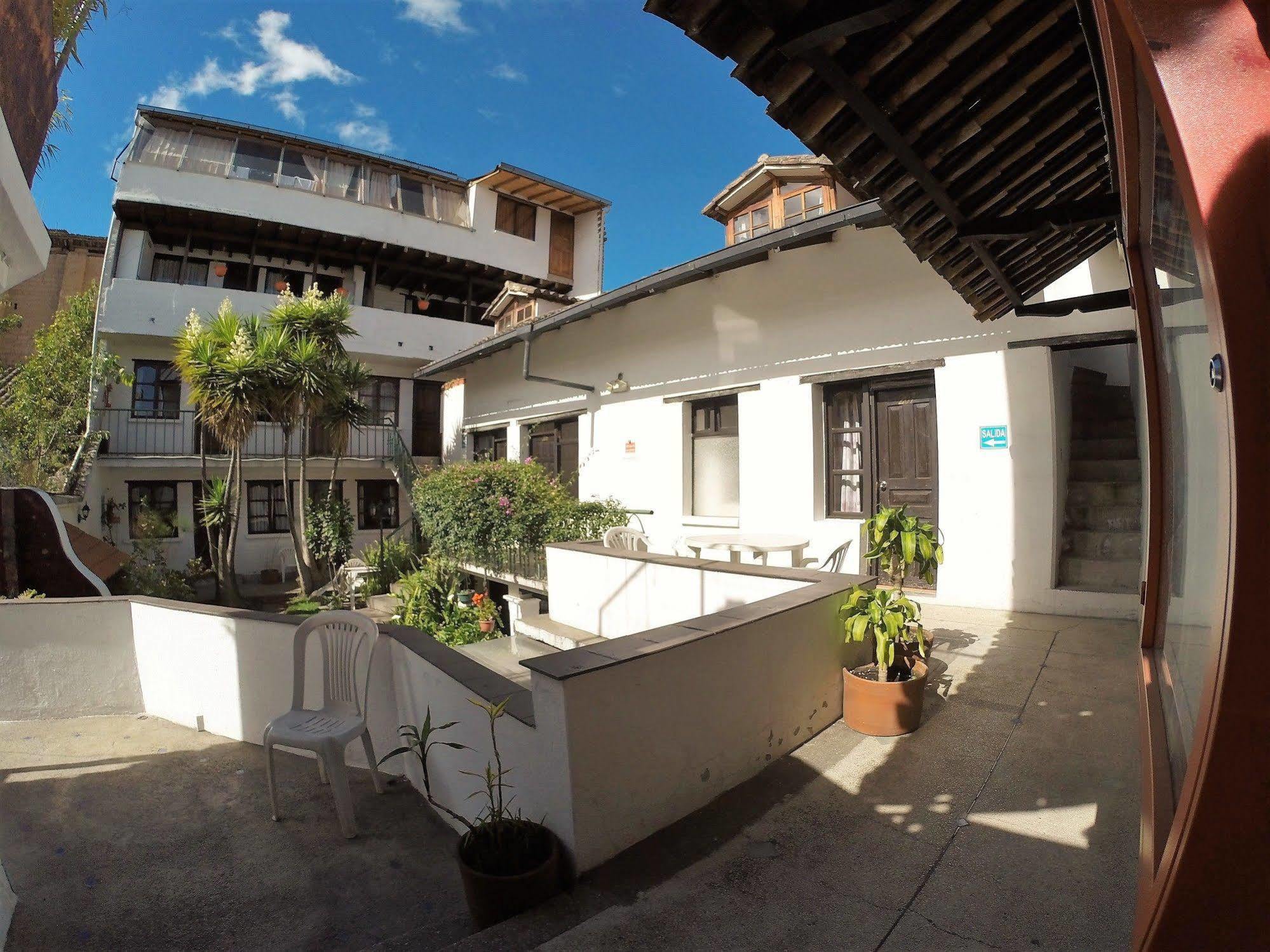 Hostal L'Auberge Inn Quito Exterior foto